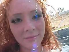 Geile Fotze bekommt zwei Schwänze (5)