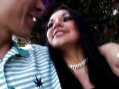 Girl mit gigantischen Brüsten rammelt Bullen (0)