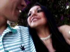 Girl mit gigantischen Brüsten rammelt Bullen